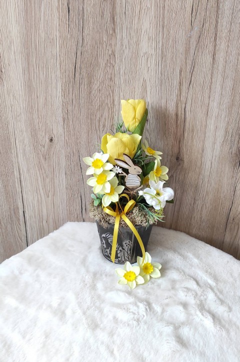 Velikonoční květináč se zajíčkem dřevo dřevěný dekorace květina zelený jarní jaro květináč květ velikonoce zajíček žlutý bílý tulipán mech velikonoční květinový narcis patinovaný konvalinka na stůl easter plechový stabilizovaný 