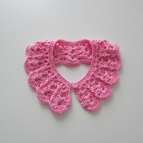 Háčkovaný límeček (dětský) doplněk růžová dívčí dětský háčkovaný ozdoba slavnostní slavnost límeček crochet 