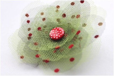 Zelená s červenými puntíky červená brož zelená květ puntíky tyl tylová puntíkatá tylovka tylová květina květinová brož tylová brož 