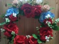 Červené růže s modrou a bodláky