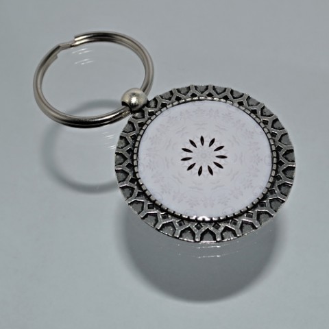 Přívěsek na klíče - bílá mandala přívěsek bílá přívěšek klíčenka mandala přívěsek na klíče přívěšek na klíče mandaly 