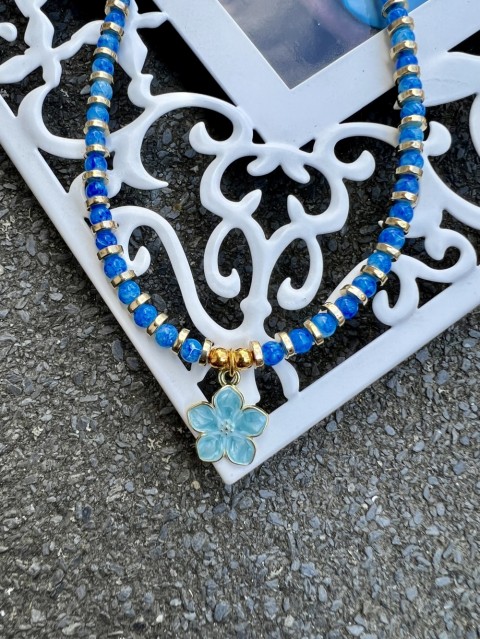Náhrdelník - modrý s kytičkou šperk náhrdelník přívěsek šperky bílé kytička řetízek bižuterie perličky náhrdelníky zlaté řetízky perličkový s kytičkou perličkový náhrdelník zlatá kolekce 