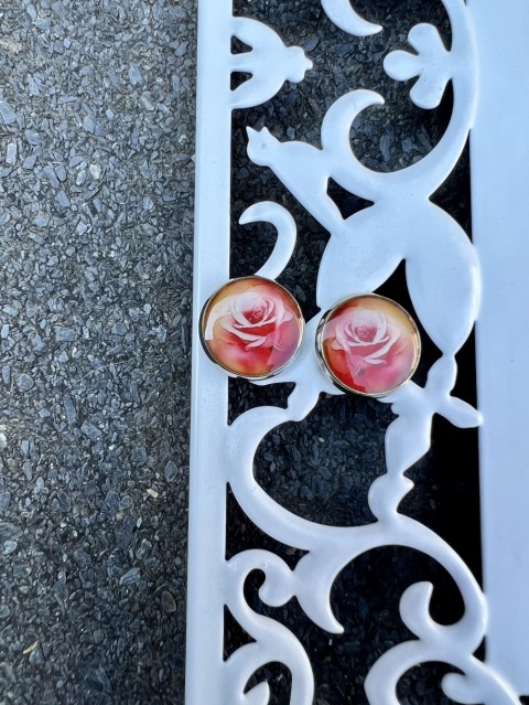 Náušnice - pecky růže šperk šperky náušnice růže bižuterie akce pryskyřice růžičky náušničky náušky výprodej pryskyřicové 