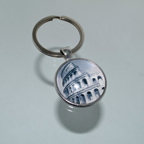 Přívěsek na klíče - Koloseum (0119) přívěsek dárek přívěšek klíče klíč klíčenka drobnost cestování přívěsky přívěšky itálie cestovatel na klíče přívěsek na klíče na klíč řím koloseum přívěseknaklíče naklíče pro cestovatele naklíč 