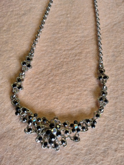 Černé kytky náhrdelník žena černá dívka broušené korálky extravagant 