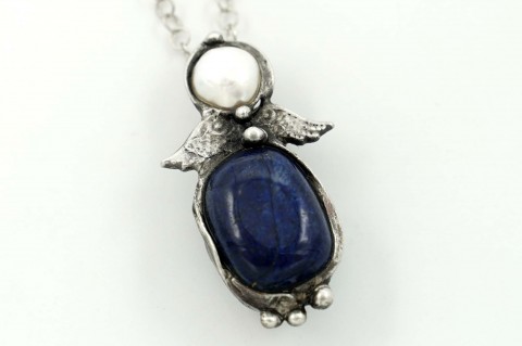 Andělíček (lapis lazuli) náhrdelník přívěsek cín anděl andílek andělíček perlička přívěs amulet mosaz duhová lapis lazuli perla říční laurit 