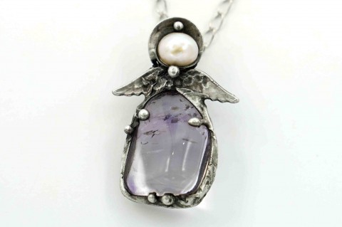 Andílek (ametyst) náhrdelník přívěsek cín ametyst anděl andílek andělíček perlička přívěs amulet mosaz perla říční 