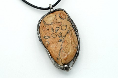 V popelu (sopečná brekcie) šperk náhrdelník přívěsek cín přívěs amulet mosaz brekcie sopečná vulkanit 
