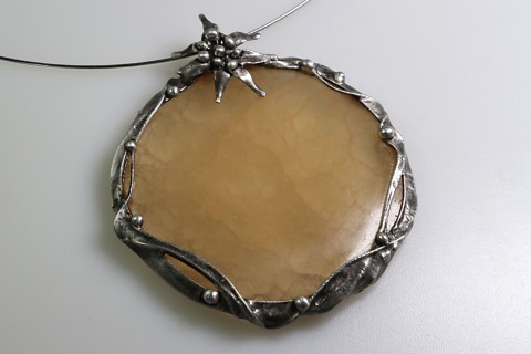 Kamenný květ (aragonit) šperk náhrdelník přívěsek cín květ měď přívěs amulet aragonit 