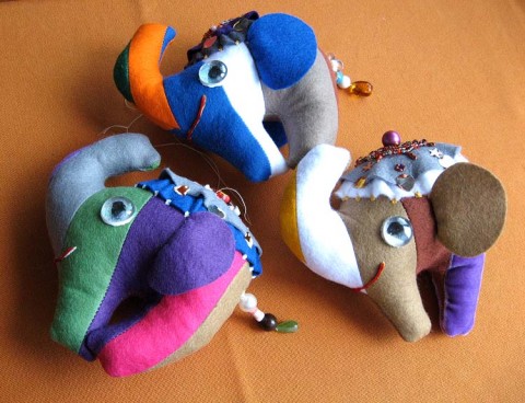 pruhovaní sloníci - zadáno! talisman dekorace dárek hračka slon sloník plst ozdůbka 