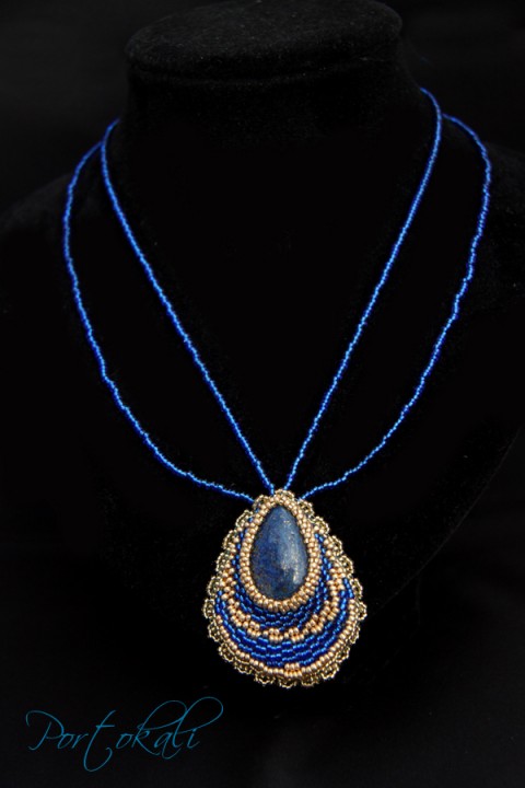 Náhrdelník s lapisovou kapkou náhrdelník korálky modrá kapka rokajl beadweaving lapis lazuli 