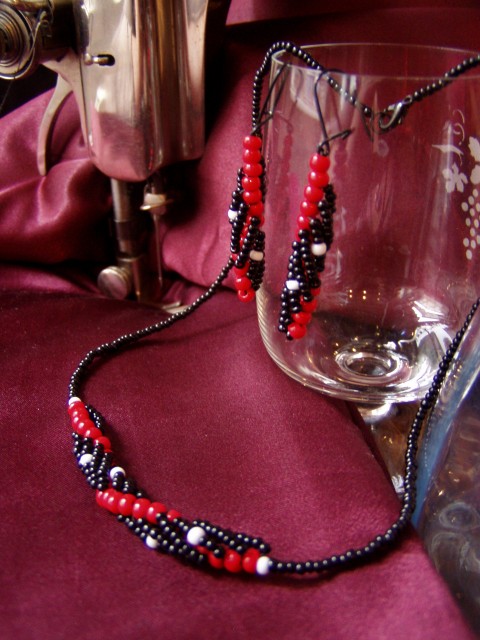 černočervený komplet náhrdelník korálky náušnice bižuterie 