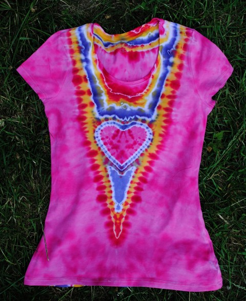 Tričko - Něha v srdci srdce srdíčko batika láska romantika léto valentýn něžné hippie batikování 