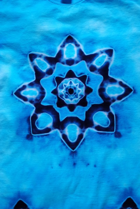 Batikované tričko-V blankytném moři voda moře modrá batika veselé léto sluníčko mandala hippie batikované 
