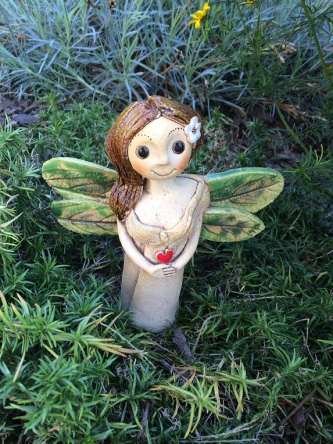 Efička se srdíčkem panenka květy květiny soška věneček anděl křídla dívka kopretiny 
