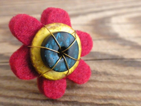 Květinové dítě - červené kov prsten květina drát letní jaro retro ozdoba kytka žlutý červený barevný veselý pestrobarevný květen tyrkysový hippie máj 