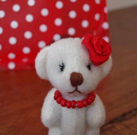 Róza červená zvíře medvídek medvěd růže puntíky holka malá šelma medvědi medvědice míša mini míšánek pin-up pinup 