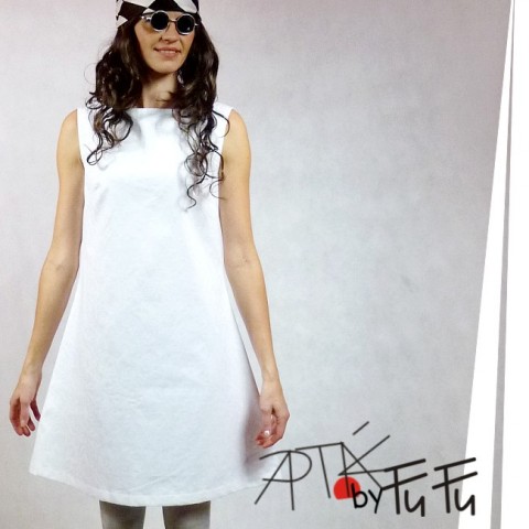 Šaty bílé, nezdobené šaty extravagantní apták fufu pomalované šaty dekorované šaty 
