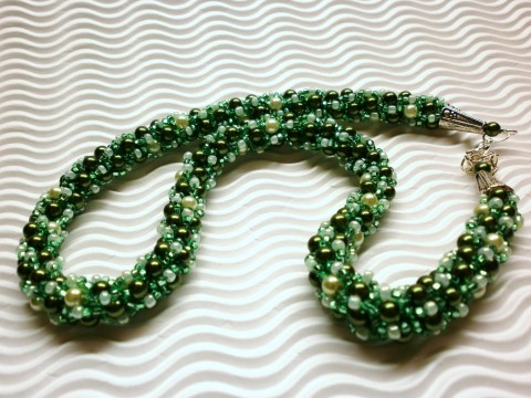 V mechu náhrdelník zelený elegantní háčkovaný mech perličkový 