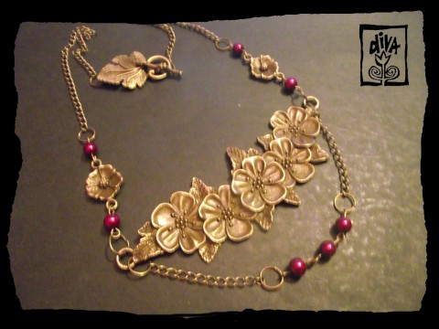Květinová zahrada - náhrdelník červená náhrdelník květiny řetízek perličky filigrán mosaz starozlato 
