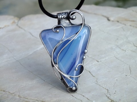 Bermudský trojúhelník-sklo náhrdelník modrý dárek modrá drát cín sklo modré fusing autorský trojúhelník náhrdelníky cínový fusingové spékané cínové dráty 