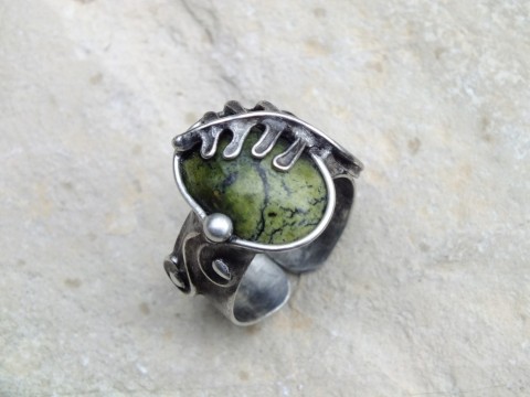 Kapradí - prsten - serpentinit kámen kov dárek zelená prsten cín zelený kovový zelené prstýnek autorský minerály kameny cínový ovál olivín malachit oválný květinový kytičkový serpentinit kapradí simira cínové malachitový pstýnky 