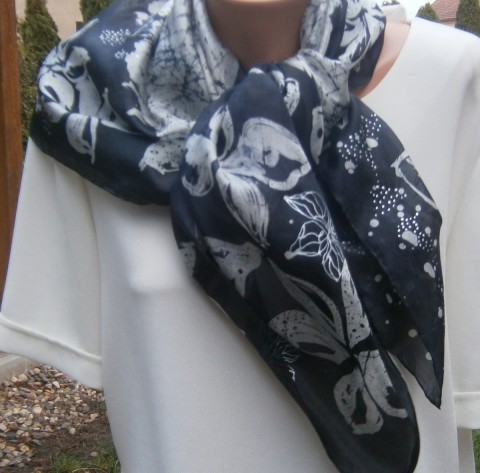 Černobílá elegance. 90 x 90 cm. hedvábí hedvábný šátek černobílý šátek 