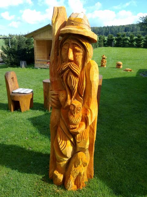Lesa pán dřevo dekorace sochy dřevěnésochy motorovou pilou zahradní 