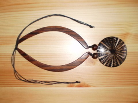 Náhrdelník z teakového dřeva náhrdelník dřevěný s lasturami 