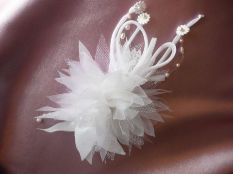 Fascinátor svatební svatba krajka perličky lístky svatební aranžování 