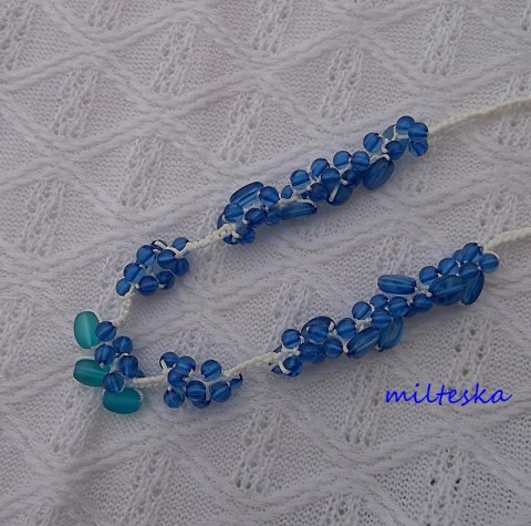 ...náhrdelník v modrém tónu náhrdelník modrý korálky háčkovaný bílý korále plastové skleněné na krk světle modrý modní doplněk 