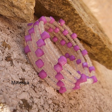náramek-fialovobílý(pr.5 a 5,5 cm) náramek korálky fialová bílá lila perličky rokajl voskované modní doplněk 