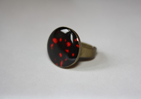 Černo-červený prsten prsten křišťálová pryskyřice starobronz 