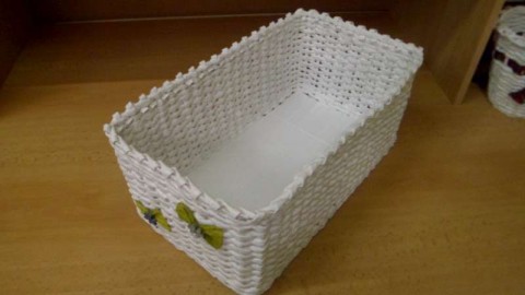 krabice bílá s přízdobou papír 