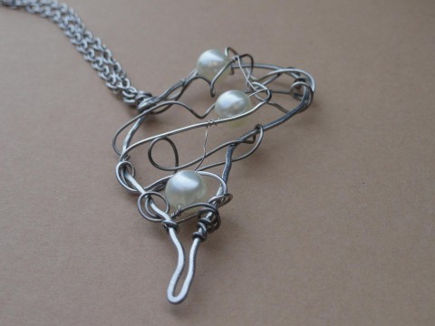 andělská peruť s perlami přívěsek drát bílá perleť řetízek nerez perly perla chirurgická ocel peruť 