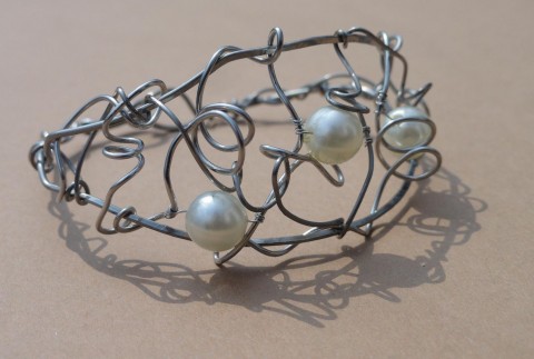 náramek kudrlinkový s perlami náramek korálky drát bílá perleť nerez perla chirurgická ocel 
