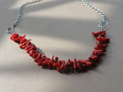 náhrdelník s čeveným korálem.. náhrdelník korál drát řetízek červený chirurgická nerez ocel 