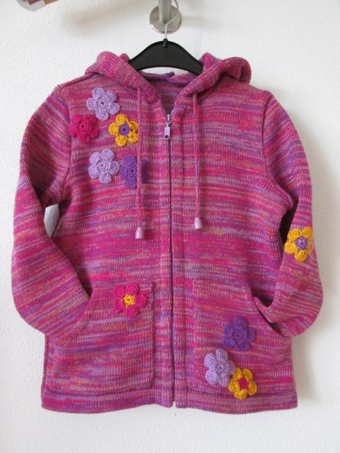Růžovofialkový dětský svetřík holčičí dětský svetr kytičky háčkované aplikace lila růžový barevný veselý svetřík zip kapuca pro holčičky pro děti 