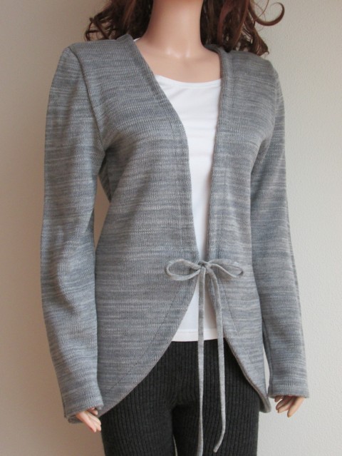 Šedý svetřík se šňůrkou bavlna pletený svetr akryl šedý svetřík lehký vesta melír šňůrka pro ženy zavazovací na zavazování šedý melír delší svetr melírovaný svetr 