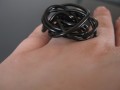 Černý prsten z hliníkového drátu