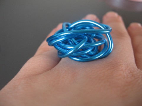 Nebesky modrý prsten prsten barevný slušivý 