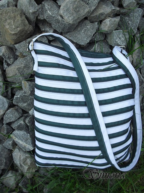 Zipovka-bílo-tmavězelená kabelka zelená taška bílá zip proužek tmavězelená zpovka 
