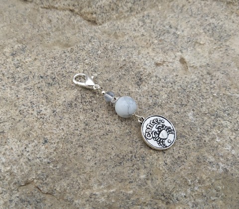 Znamení Raka klíčenka šedá ozdoba znamení zvěrokruh drobnost rak pozornost horoskop ráček na kabelku na klíče na peněženku raka 