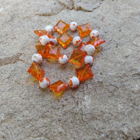 Za pár kaček #5 náramek oranžová bílá gumička perličky perly plast za pár kaček 