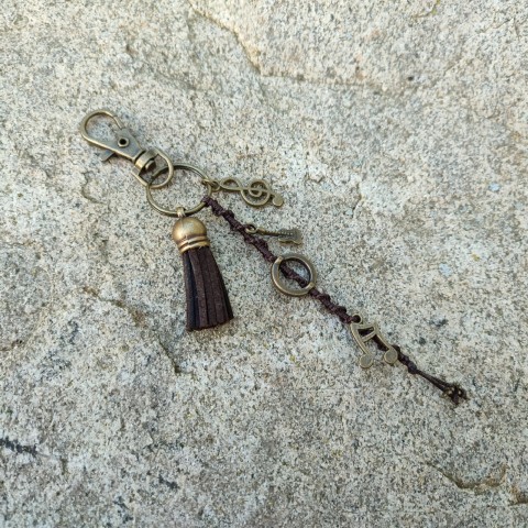 Střapec #1 přívěsek hnědá klíčenka bronzová hudba střapec noty nota bronzové houslový klíč střapce na kabelku na klíče na batoh 