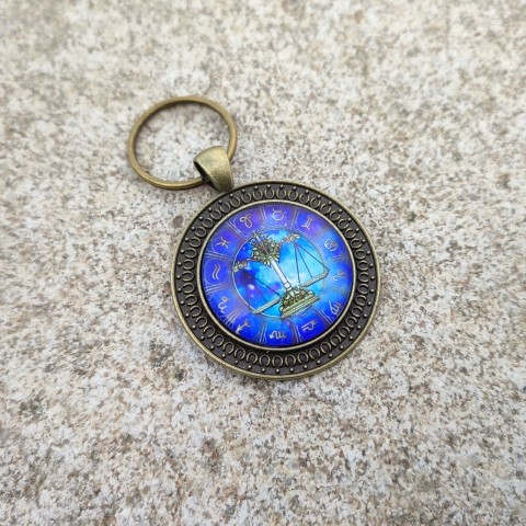 Přívěsek Váhy #1 přívěsek dárek modrá klíče klíčenka ozdoba znamení zvěrokruh drobnost bronzová váhy pozornost bronzové tmavě modrá na kabelku na klíče váha zodiac souhvězdí 