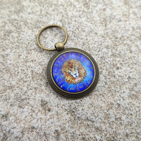Přívěsek Lev #1 přívěsek dárek modrá klíče klíčenka ozdoba lev znamení zvěrokruh drobnost bronzová pozornost bronzové tmavě modrá na kabelku na klíče zodiac souhvězdí lva 