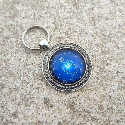 Přívěsek Štír #2 přívěsek dárek modrá klíče klíčenka ozdoba znamení zvěrokruh drobnost štír pozornost tmavě modrá na kabelku na klíče zodiac štíra souhvězdí 