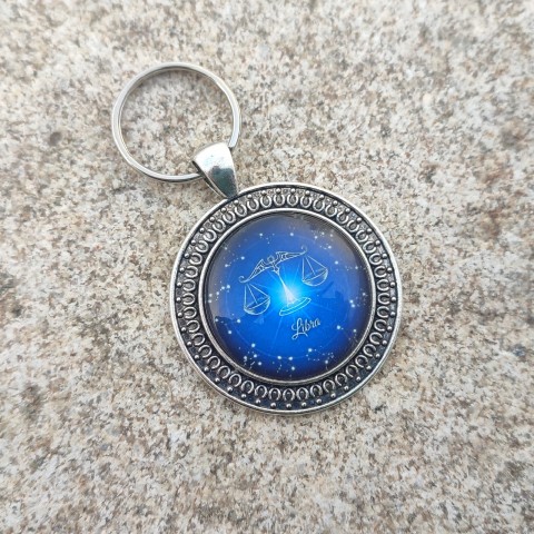 Přívěsek Váhy #2 přívěsek dárek modrá klíče klíčenka ozdoba znamení zvěrokruh drobnost váhy pozornost tmavě modrá na kabelku na klíče váha zodiac souhvězdí 