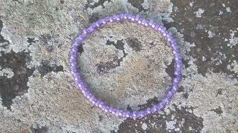 náramek: jemný fialový náramek gumička fialová sklo dár 